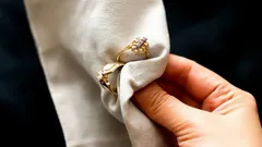 Unohda kemikaalit: kullan korujen hoito kotona on helppoa – koruihin erikoistuneiden vinkit