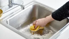 Vain kaksi lusikallista tätä kotitekoista seosta viemäriin – unohdat tukokset ikuisiksi ajoiksi