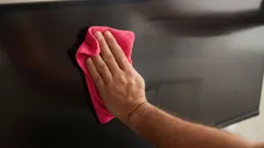 Täydellisen puhtaan televisioruudun salaisuus: mitä sinun ehdottomasti tulee välttää puhdistuksessa