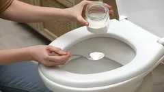 Puhdas wc vaivattomasti: lisää lusikallinen tätä ainetta wc-pönttöön ja kaada päälle kuumaa vettä