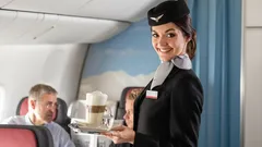 Dominovaikutus korkealla: miksi stuertit tarjoilevat vettä huomaamattomasti matkustajille