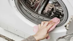 Pesee väsymättä, mutta tukkeutuu: Kuinka raikastaa pesukone ilman yhtäkään tippaa kemikaaleja