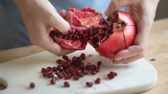 Kuinka puhdistaa granaattiomena 10 sekunnissa ilman roiskeita: fysiikkaa haastava menetelmä