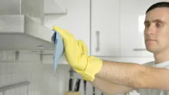 5 minuuttia – ja keittiö kiiltää: salainen kaksikko, joka korvaa kymmeniä puhdistusaineita