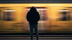 Katse maahan kävellessä: mitä se kertoo persoonastasi – psykologien selitys